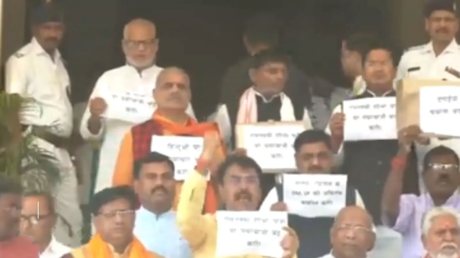 बिहार : रामनवमी की शोभायात्रा के दौरान हुए पथराव को लेकर विपक्ष ने विधानसभा के बाहर किया विरोध प्रदर्शन