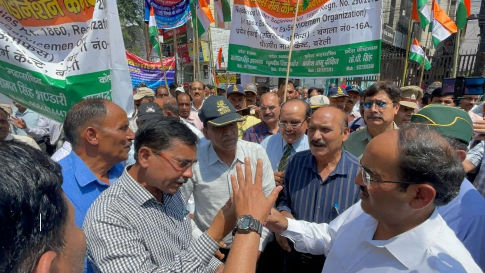बरेली: पूर्व सैनिकों ने पुरानी पेंशन बहाली को लेकर किया प्रदर्शन, डीएम को सौंपा ज्ञापन