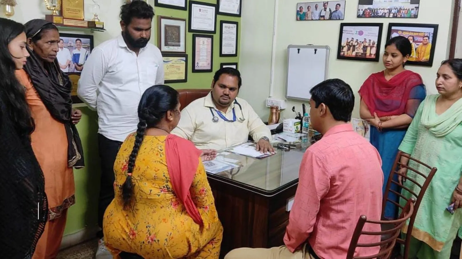 बरेली: डेढ़ सौ से ज्यादा मरीजों का किया निशुल्क स्वास्थ्य परीक्षण, प्राकृतिक चिकित्सा के बारे में दी जानकारी 
