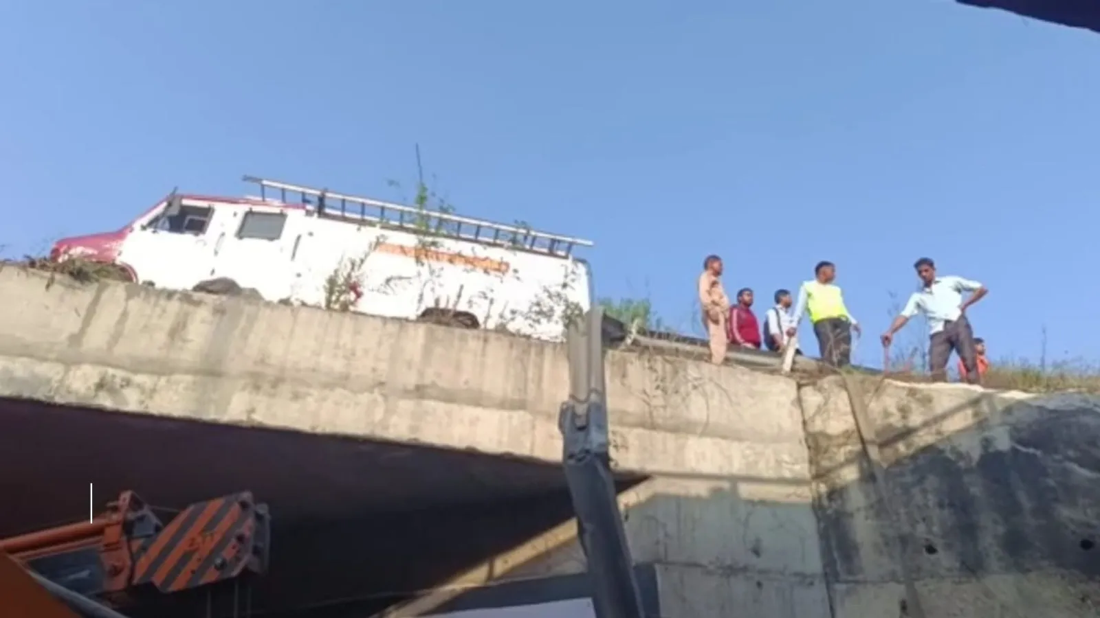 मेरठ: फ्लाईओवर से नीचे गिरा ट्रक, चालक-परिचालक घायल