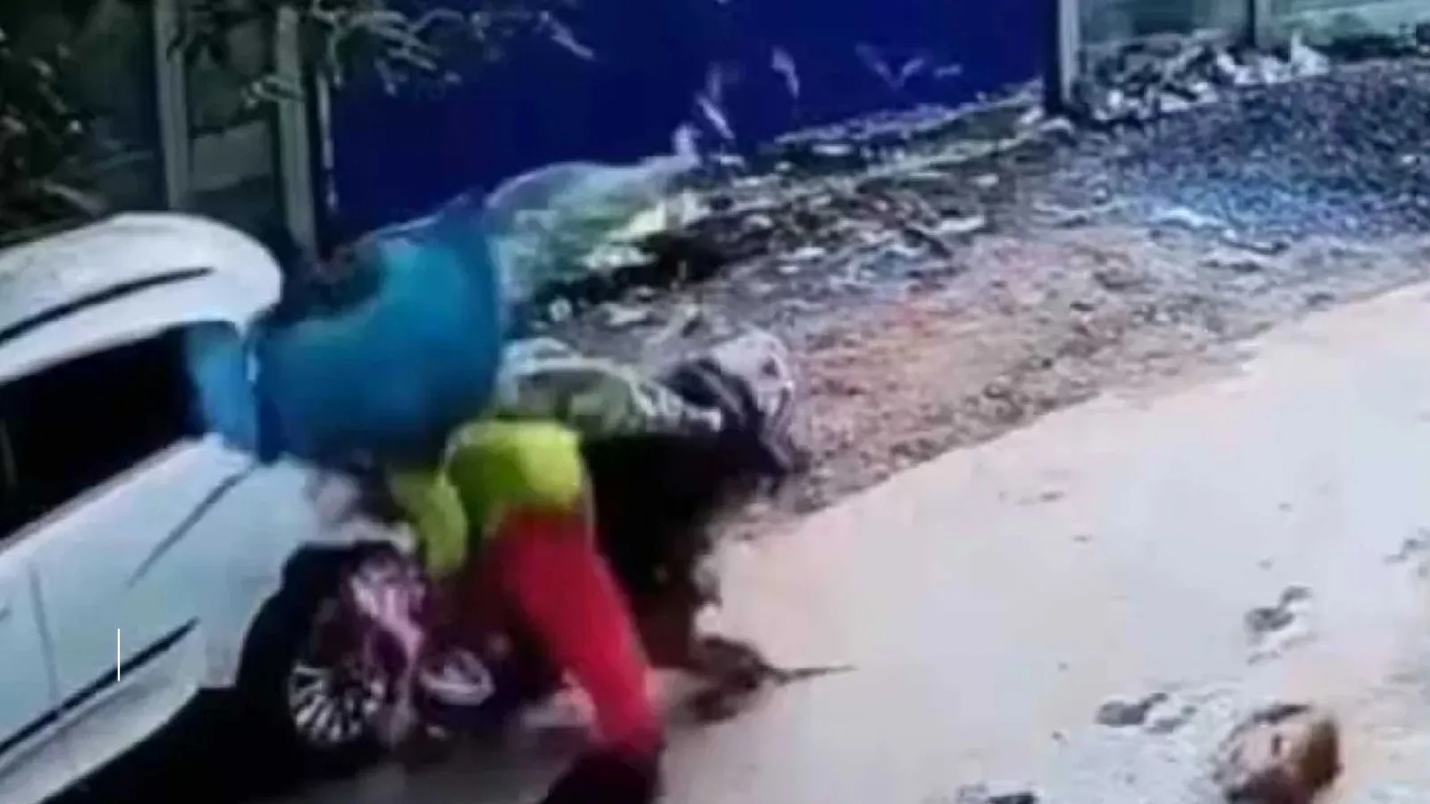VIDEO : बेरहमपुर के बेरहम कुत्तों का आतंक, बच्चे को स्कूल छोड़ने जा रही महिला के पीछे दौड़े कुत्ते, खड़ी कार से स्कूटर की जोरदार टक्कर