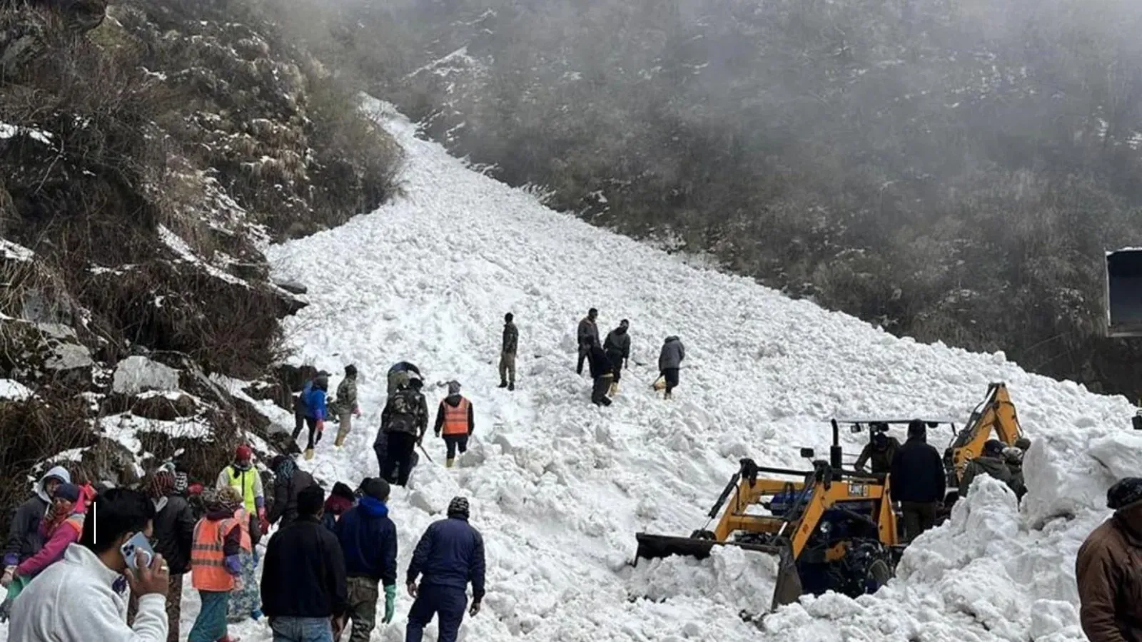 सिक्किम में एवलांच की वजह से खाई में गिरी बस, 7 लोगों की मौत, 150 अभी भी फंसे
