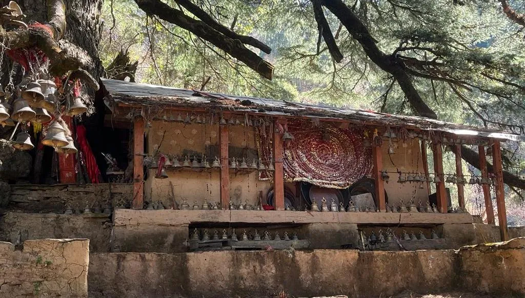 चमोली: इस मंदिर के अंदर मूर्ति दर्शन के लिए नहीं जाते श्रद्धालु, पुजारी भी आंख में पट्टी बांधकर करते हैं पूजा