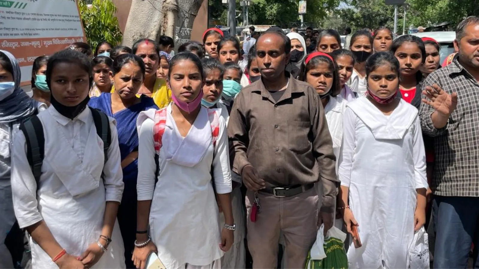 बरेली: अभिभावकों ने लगाया स्कूल पर बच्चों को फेल करने का आरोप, डिप्रेशन में आईं कई छात्राएं, डीएम से की शिकायत