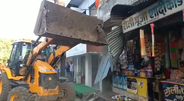 शाहजहांपुर: सिटी मजिस्ट्रेट की अगुआई में चला अभियान, जेसीबी से हटवाया अतिक्रमण