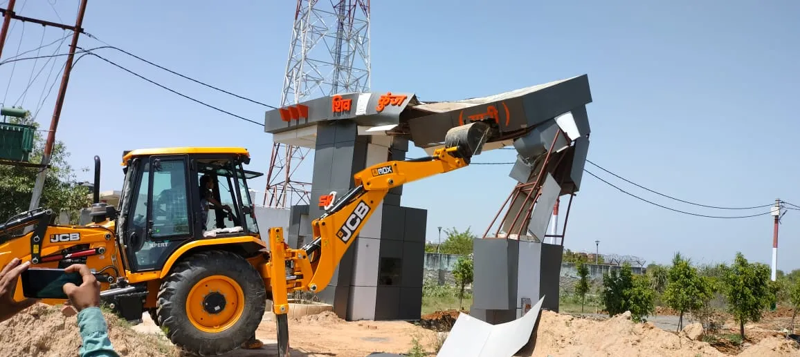 मेरठ: बसपा नेता की अवैध कॉलोनी पर चला MDA का बुलडोजर, टीम के साथ की अभद्रता