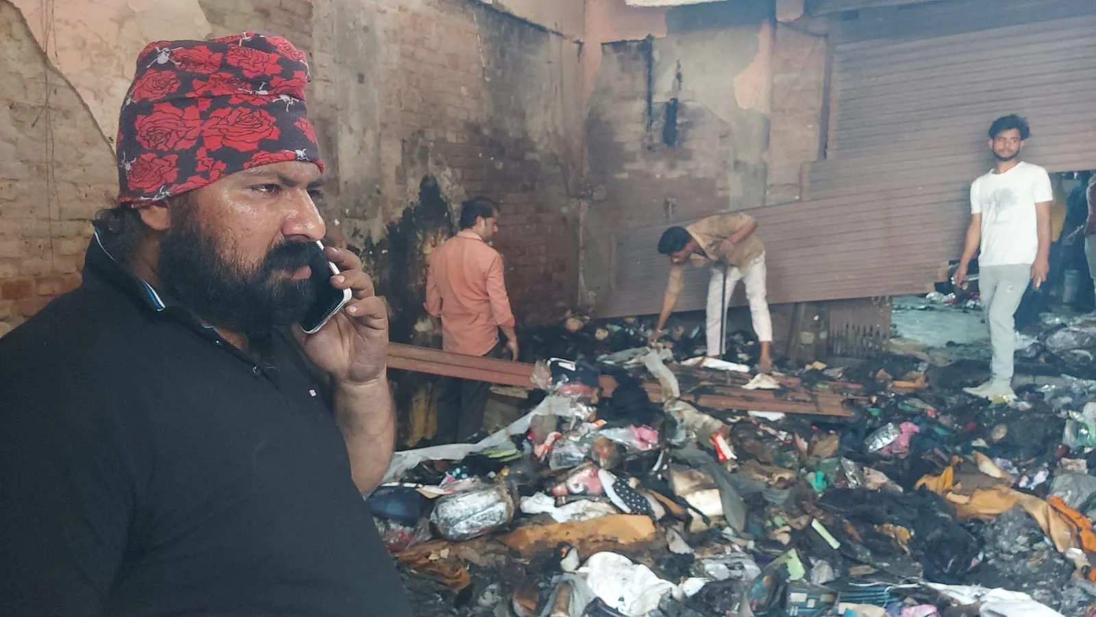 शाहजहांपुर: रेडीमेड कपड़े की दुकान में लगी आग, लाखों का नुकसान