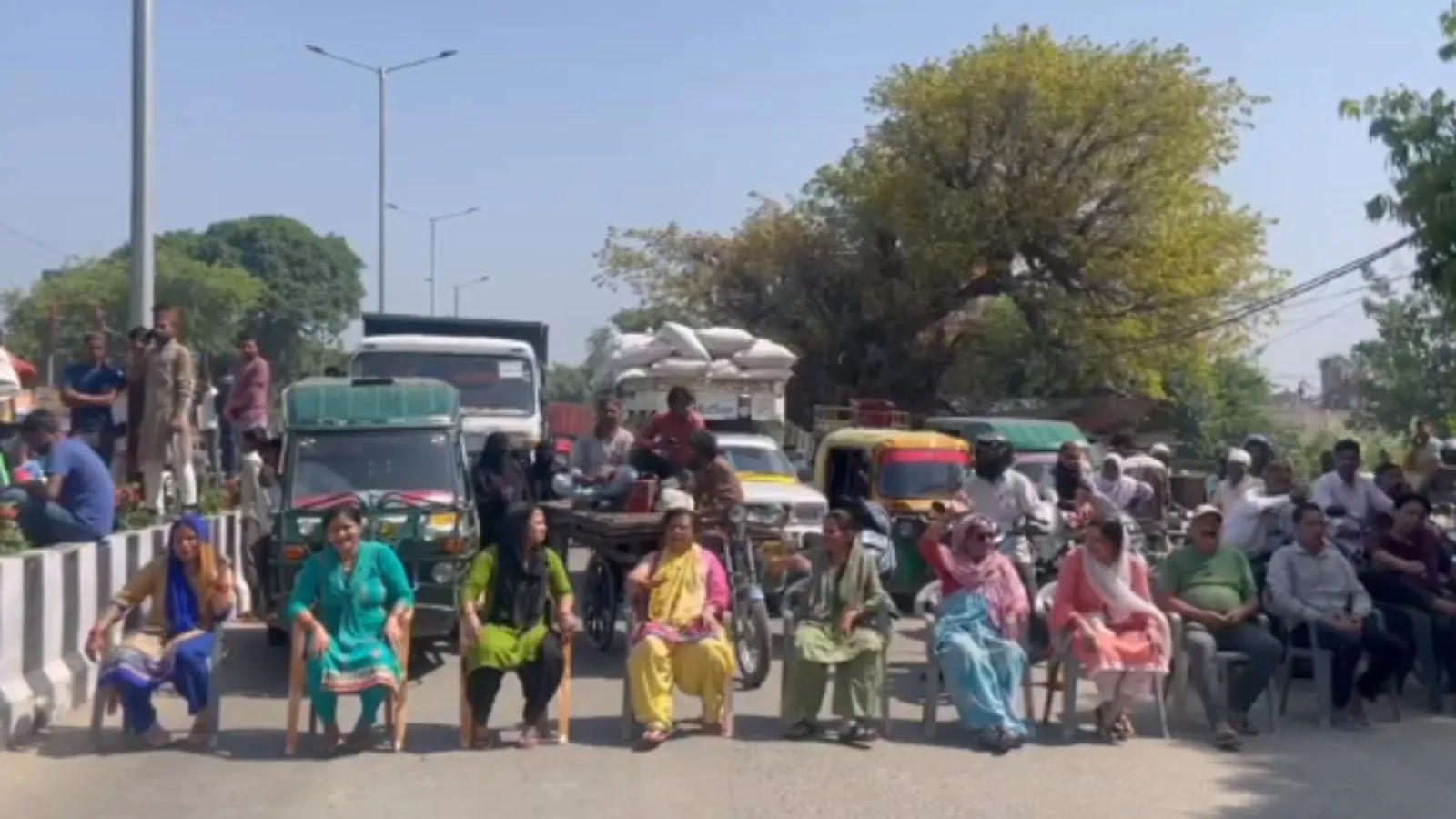 बरेली : नाले व जलभराव की समस्याओं को लेकर कुर्मांचल नगर मुंशी नगर के लोगों ने सड़क जाम कर किया प्रदर्शन