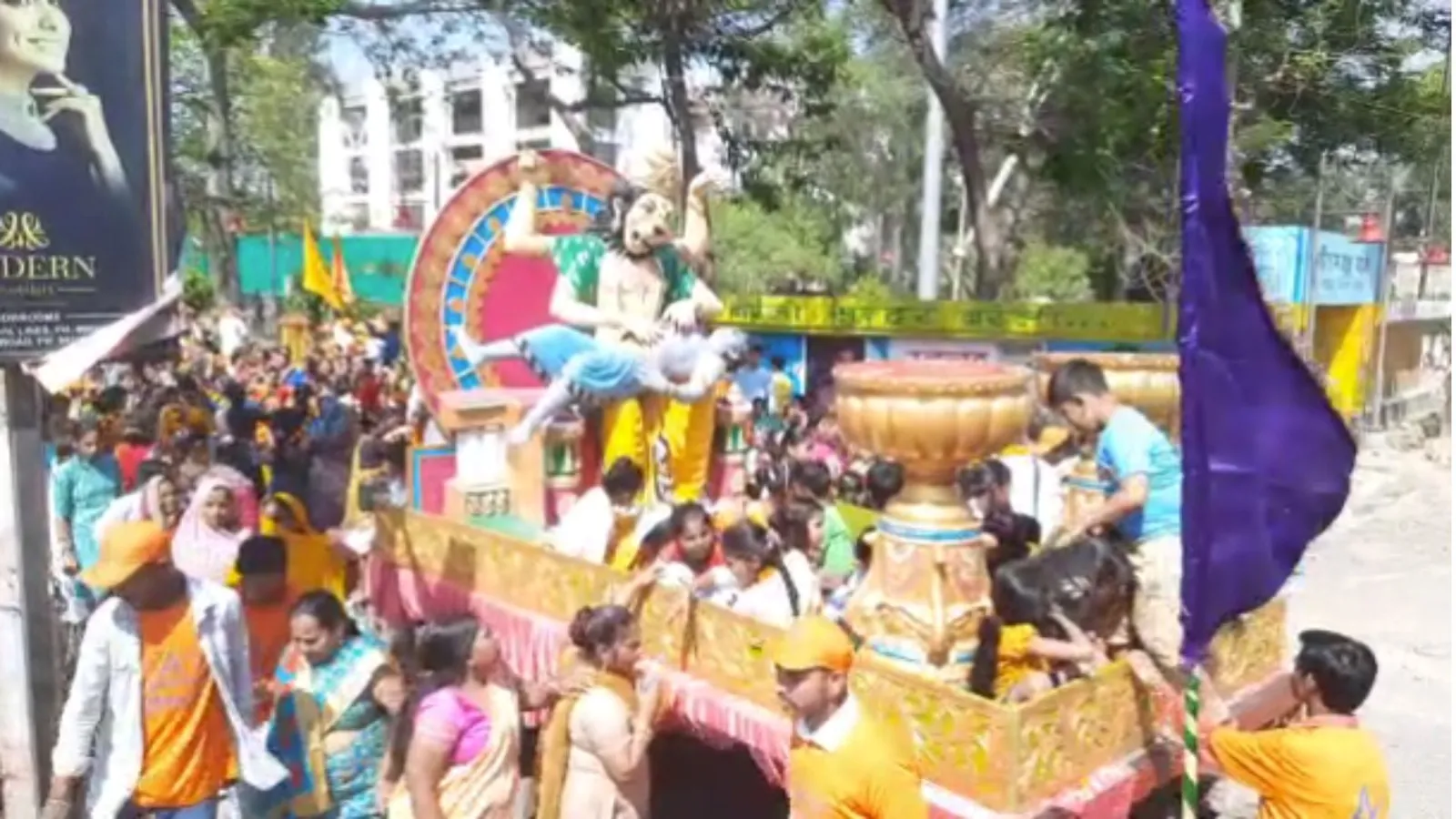 बरेली : आनंद आश्रम मंदिर से इस्कॉन मंदिर तक निकली श्री कृष्ण-बलराम रथ शोभा यात्रा, भक्तिरस में डूबा शहर