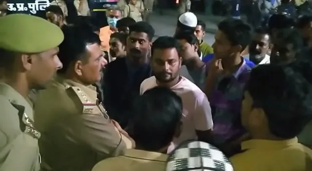 शाहजहांपुर: हाईवे पर अज्ञात वाहन ने बाइक को मारी टक्कर, बाप और दो बेटो की मौत 