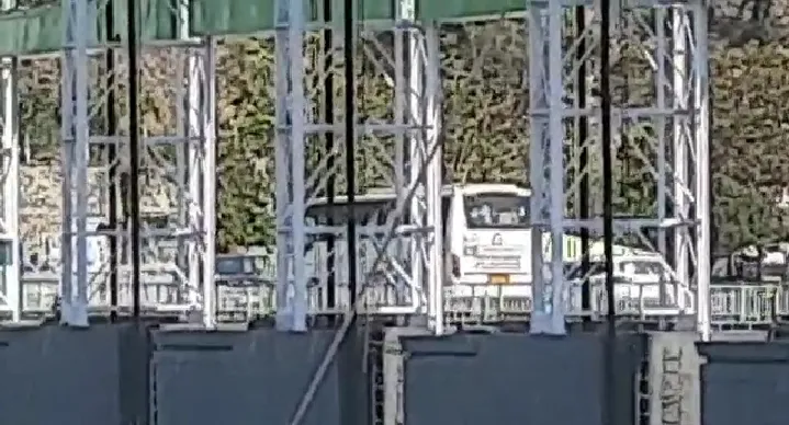 रामनगर: प्रतिबन्ध के बाद भी कोसी बैराज से निकल रहे हैं, बड़े वाहन