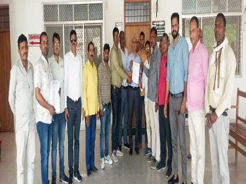 बस्ती: दो सूत्रीय मांगों को लेकर शिक्षकों ने सौंपा ज्ञापन