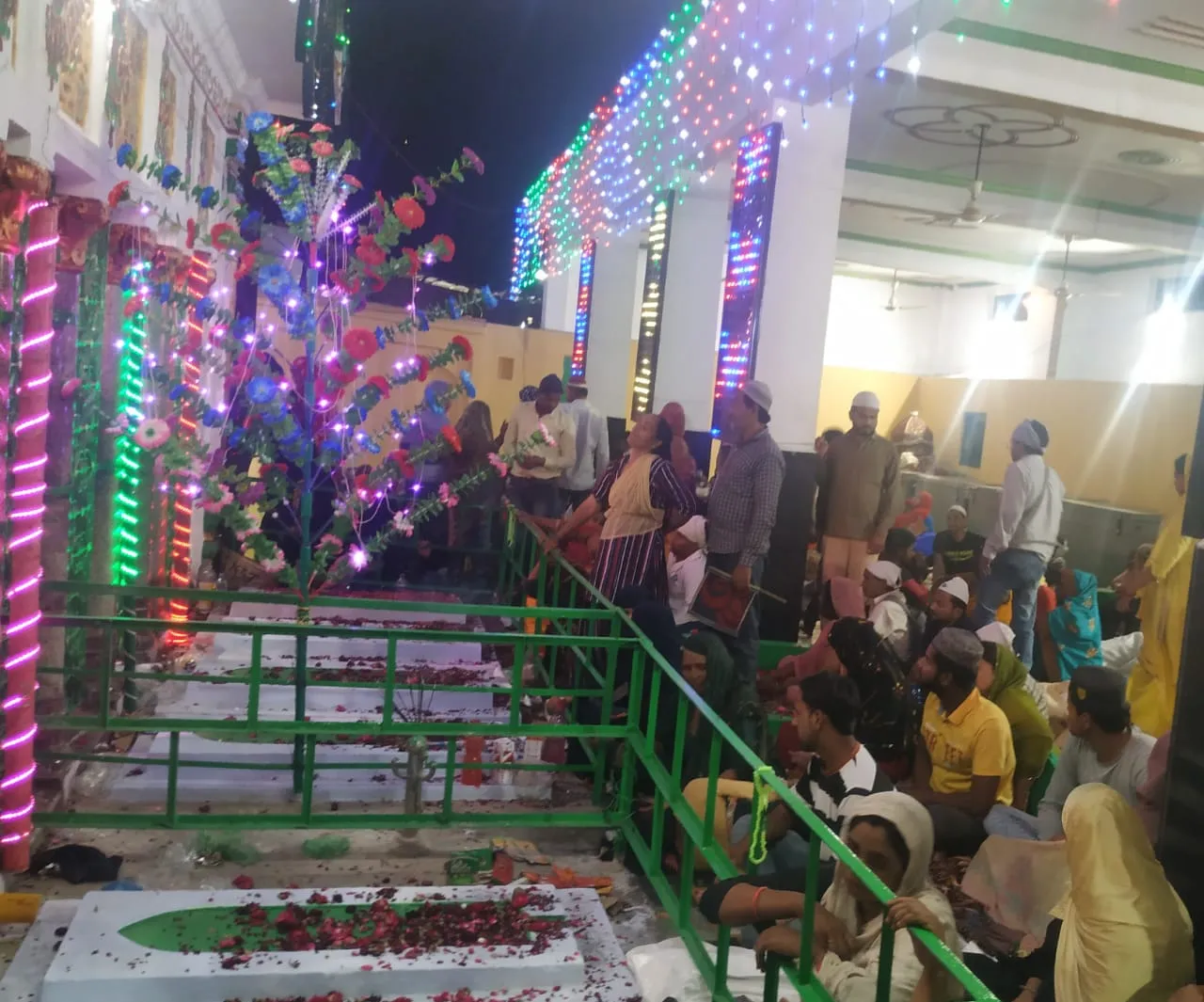 बदायूं : छोटे सरकार के उर्स में उमड़ी जायरीन की भीड़