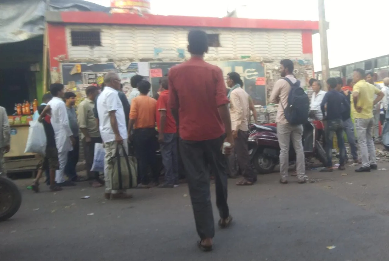 बदायूं: जिले में मंडरा रहा कोरोना का खतरा, पड़ोस के जिलो में निकल रहे कोरोना संक्रमित