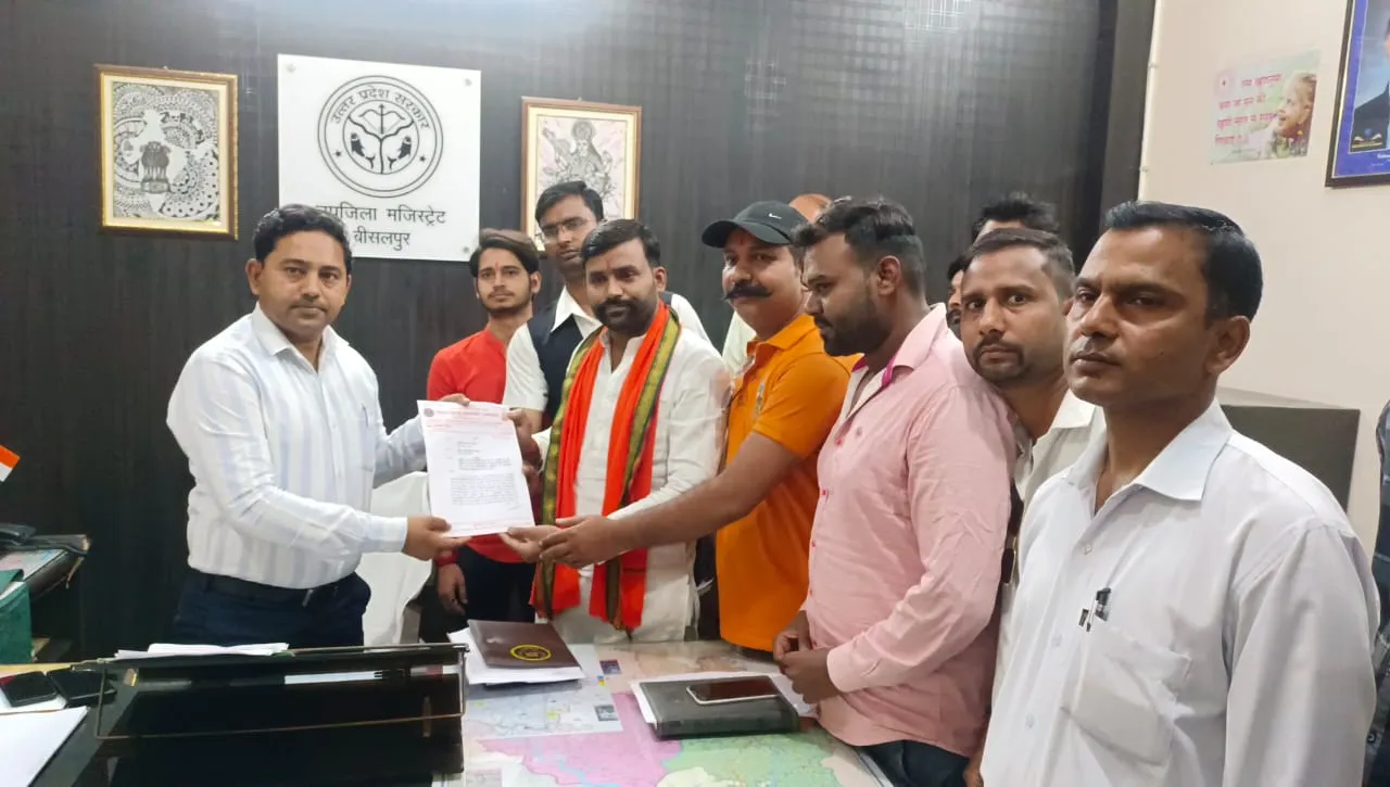 Pilibhit: स्वतंत्रता सेनानियों का स्मृति पटल हटाने के मामले ने पकड़ा तूल, शिलापट दोबारा लगवाने की मांग 