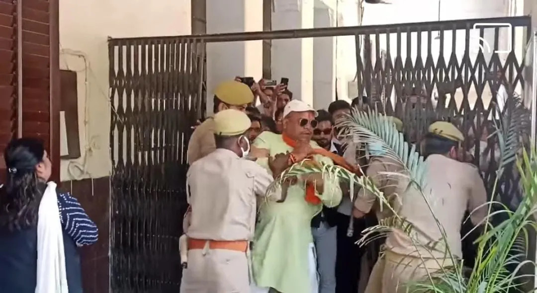 शाहजहांपुर: डीएम के सुरक्षाकर्मियों ने गेट पर रोका तो भड़क उठे वकील, नारेबाजी कर किया प्रदर्शन