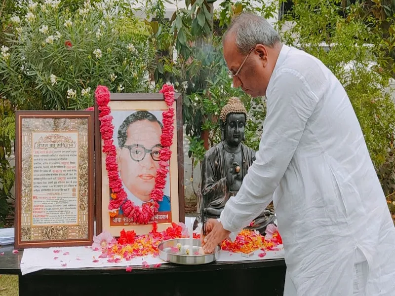 लखनऊ: भीमराव आंबेडकर की जयंती पर कैबिनेट मंत्री संजय निषाद ने माल्यार्पण कर दी श्रद्धांजलि