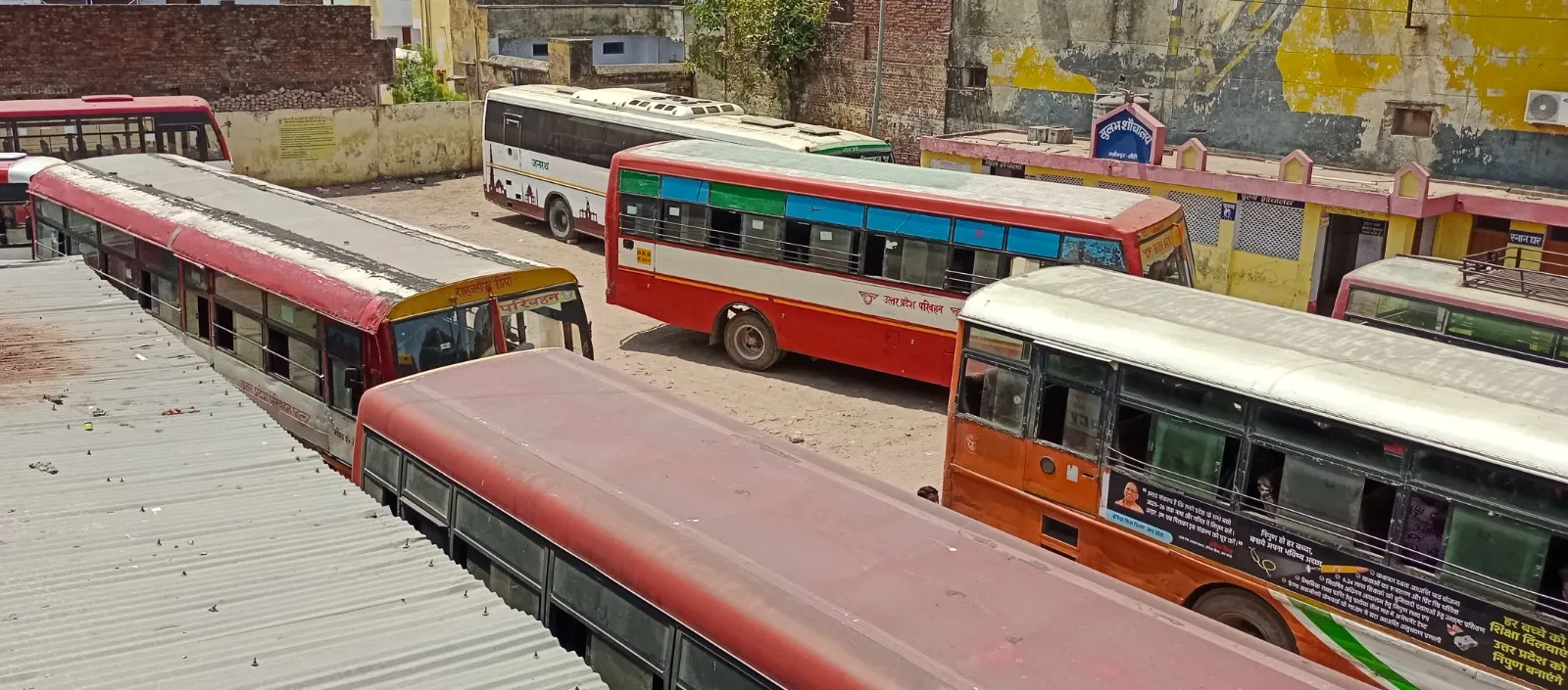 लखीमपुर खीरी : सामूहिक अवकाश पर रहे अनुबंधित बसों के मालिक, यात्री हुए परेशान 