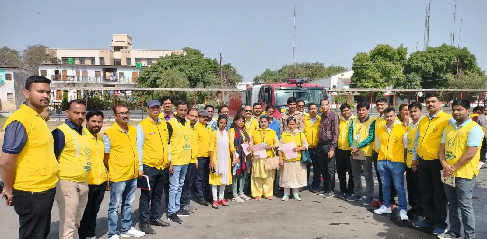 अग्निशमन अधिकारियों द्वारा सिविल डिफेन्स वार्डनों को पुलिस लाइन में 