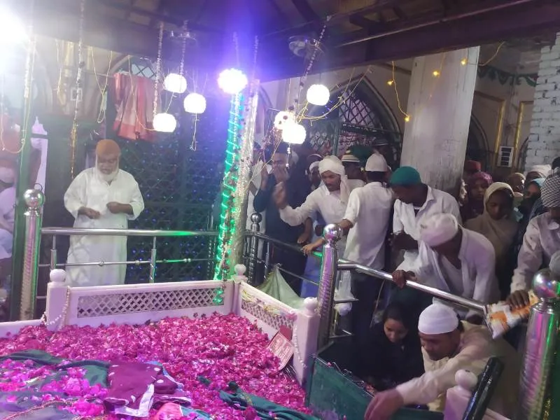 बदायूं: बड़े सरकार के उर्स में पहुंचे हजारों जायरीन, अकीदत में डूबे जायरीन ने दरगाह ए पाक पर किया सलाम