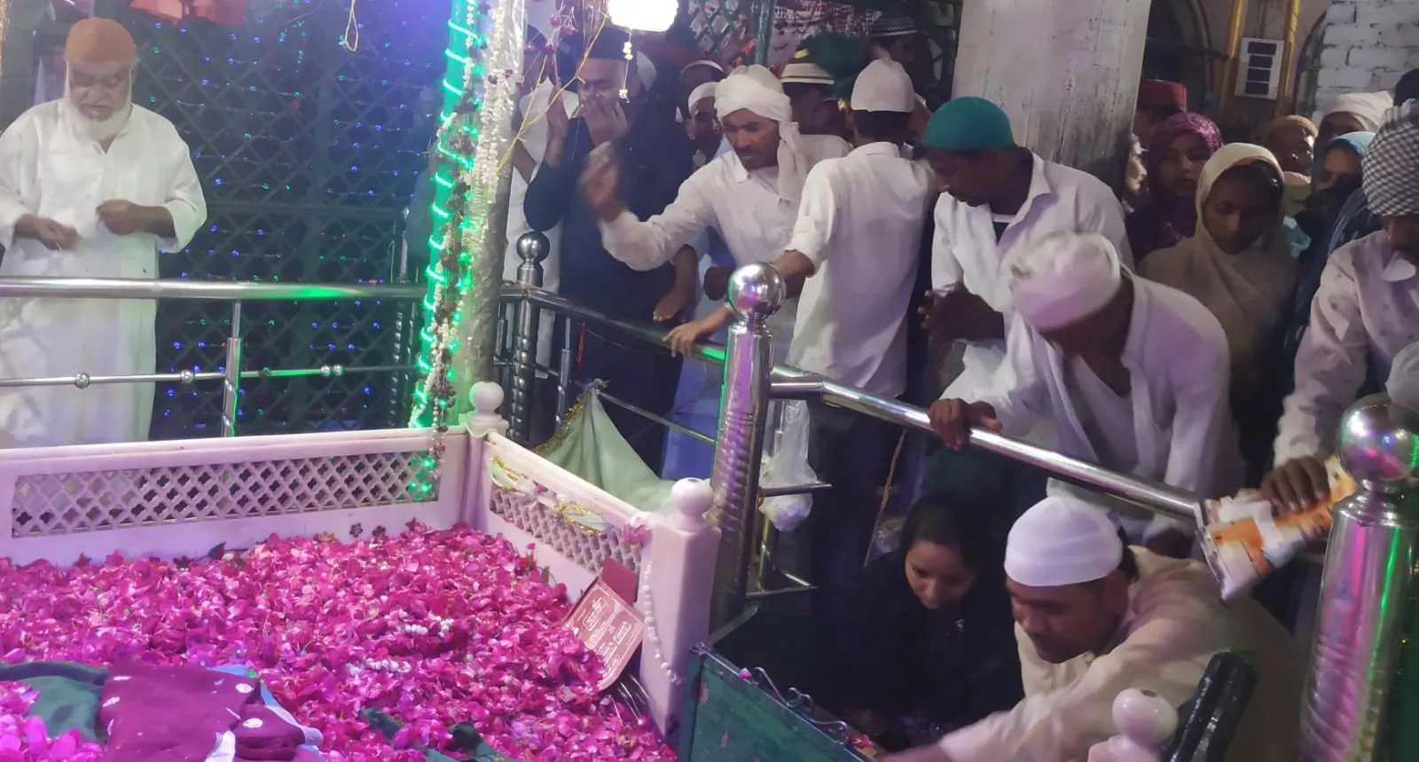 बदायूं: कुल की महफिल में अकीदतमंदों का उमड़ा सैलाब, झोली फैलाकर मांगी परिवार और मुल्क की हिफाजत की दुआएं