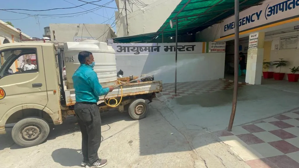 बरेली: कोविड महामारी अभी नहीं हुई खत्म, सुरक्षा के लिहाज से जगह-जगह कराया जा रहा दवा का छिड़काव