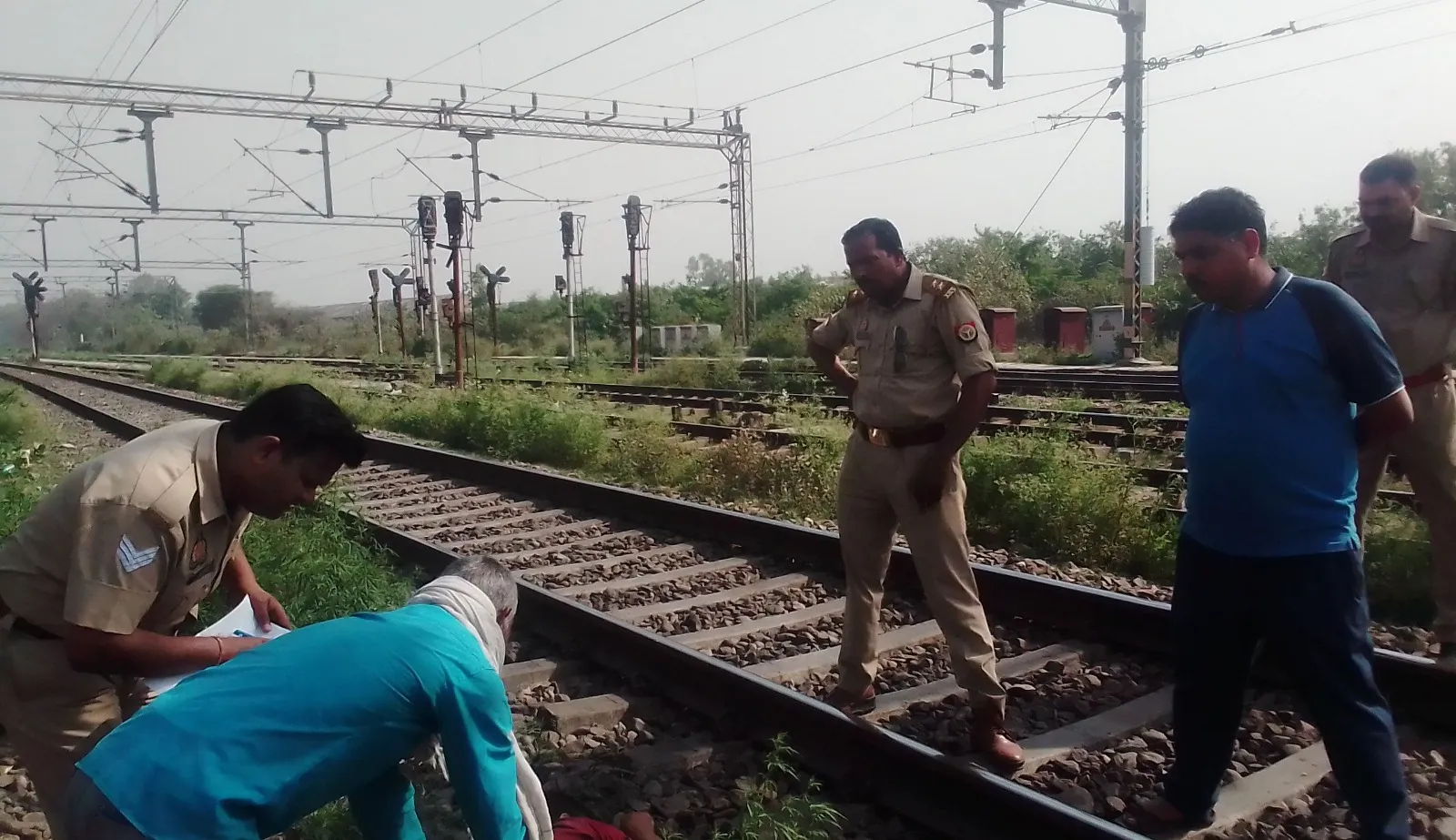 शाहजहांपुर: कानपुर के दो युवकों के रेलवे ट्रैक पर मिले शव, फैली सनसनी