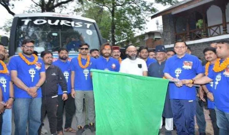 CharDham Yatra 2023: केदारनाथ धाम के लिए सेवादारों के वाहन को सीएम धामी ने हरी झंडी दिखाकर रवाना किया