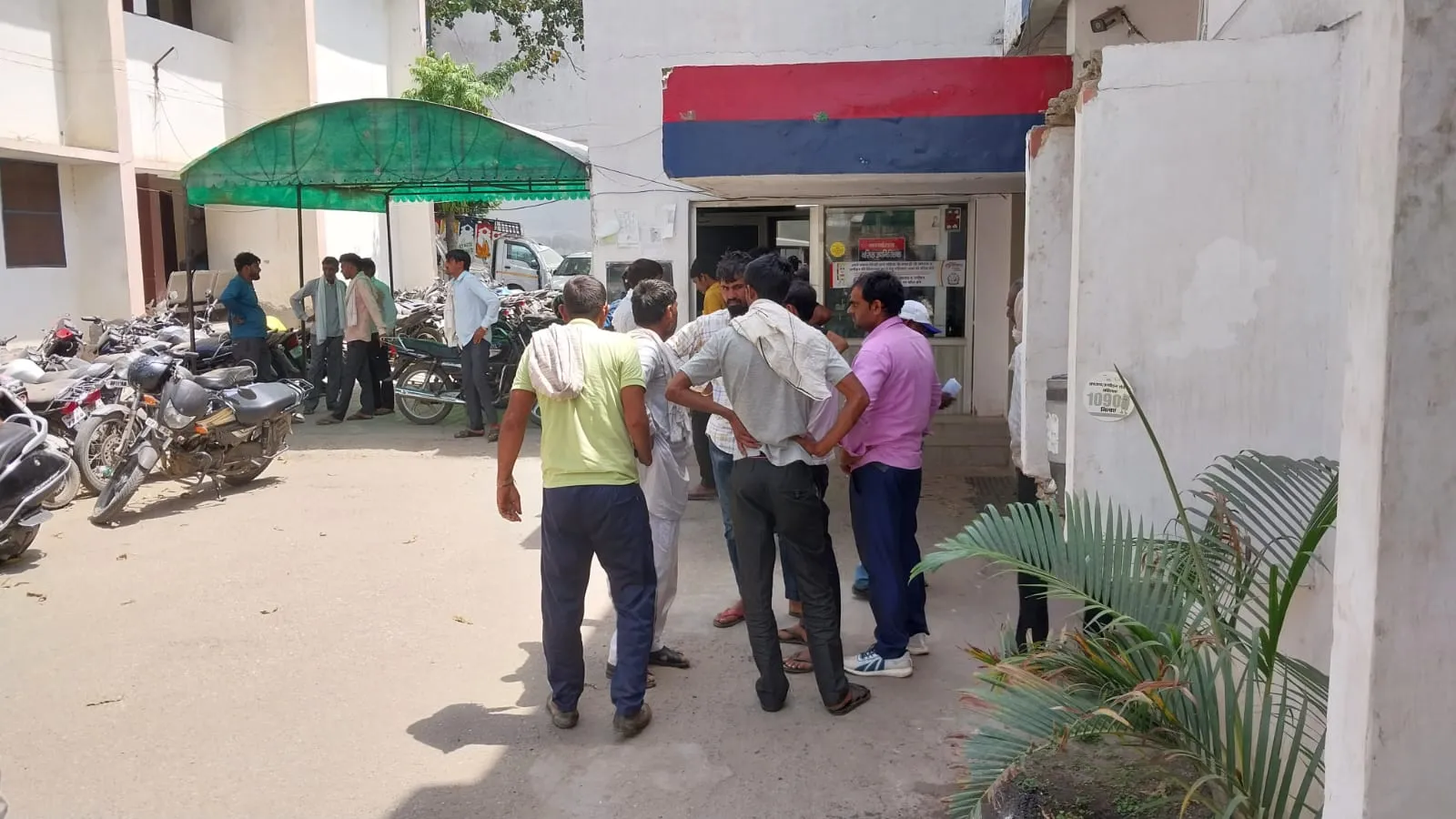 Meerut: ट्रक के पीछे घुसा पीछे चल रहा ट्रक, हादसे में चालक की मौत