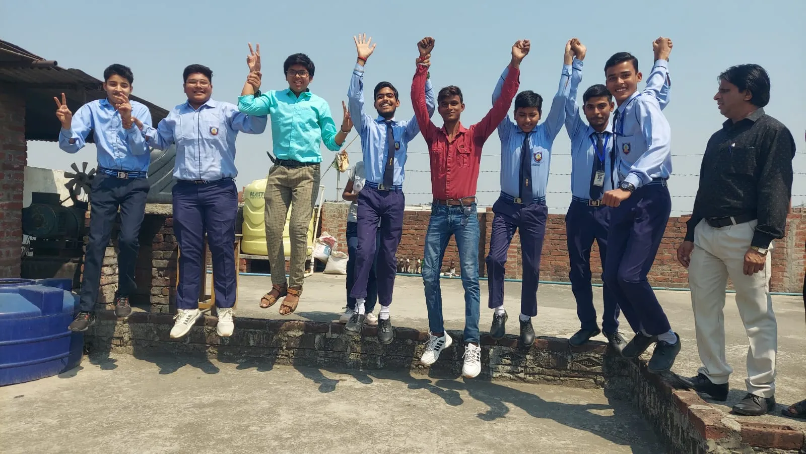  शाहजहांपुर: यूपी बोर्ड का रिजल्ट घोषित होते ही खुशी से उछल पड़े बच्चे