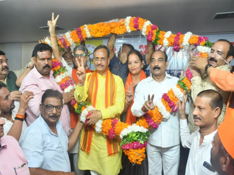 लखनऊ: आदर्श व्यापार मंडल ने किया 'विजय संकल्प सभा' का आयोजन, बीजेपी महापौर प्रत्याशी सुषमा खर्कवाल को विजय दिलाने का लिया संकल्प