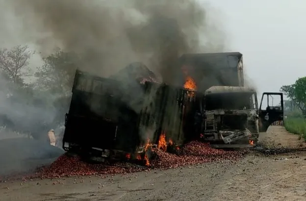 शाहजहांपुर: टक्कर से कंटेनर और ट्रक में लगी आग, चालक की झुलस कर मौत