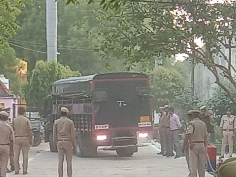 प्रयागराज : कड़ी सुरक्षा में नैनी सेंट्रल जेल पहुंचा माफिया अतीक अहमद