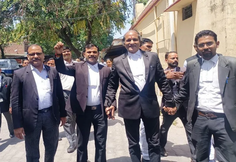मुरादाबाद : कानपुर बार एसोसिएशन के समर्थन में उतरे अधिवक्ता, नहीं किया कार्य