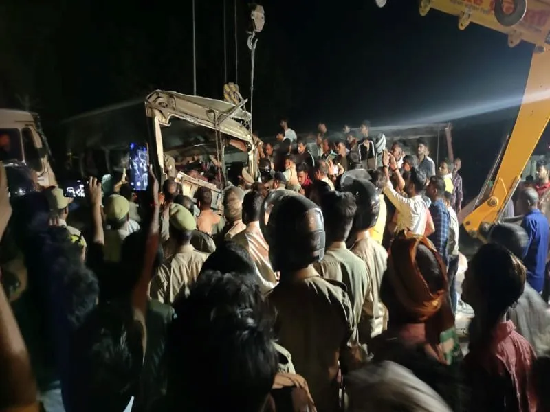 Breaking news : अयोध्‍या में भीषण सड़क हादसा, बस के ऊपर पलटा ट्रक, चार की मौत