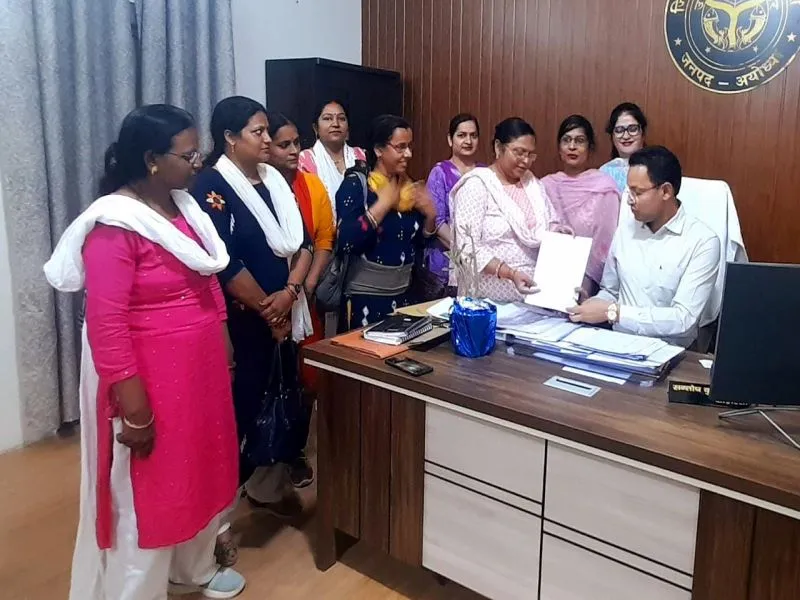 अयोध्या : महिला शिक्षक संगठन ने बीएसए को सौंपा ज्ञापन