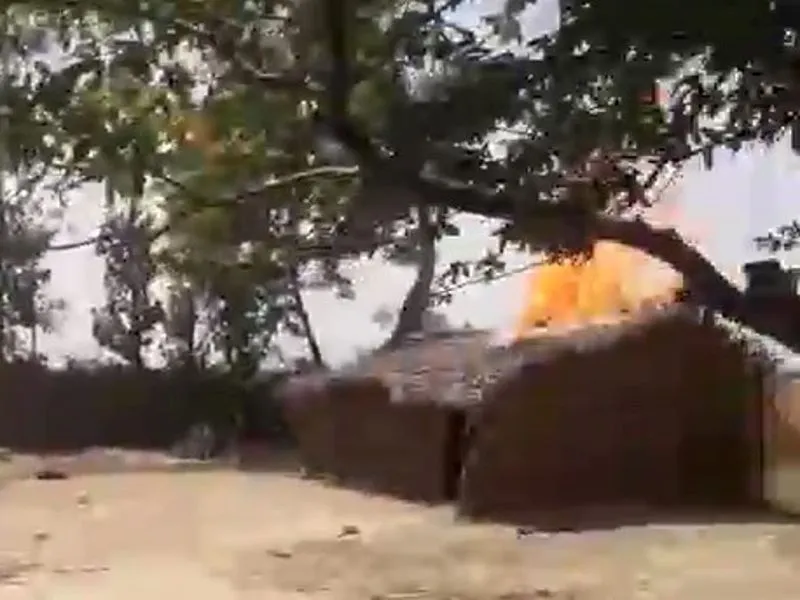 बहराइच : पुलिस के सामने उपद्रव, फूस के मकान में लगाई आग