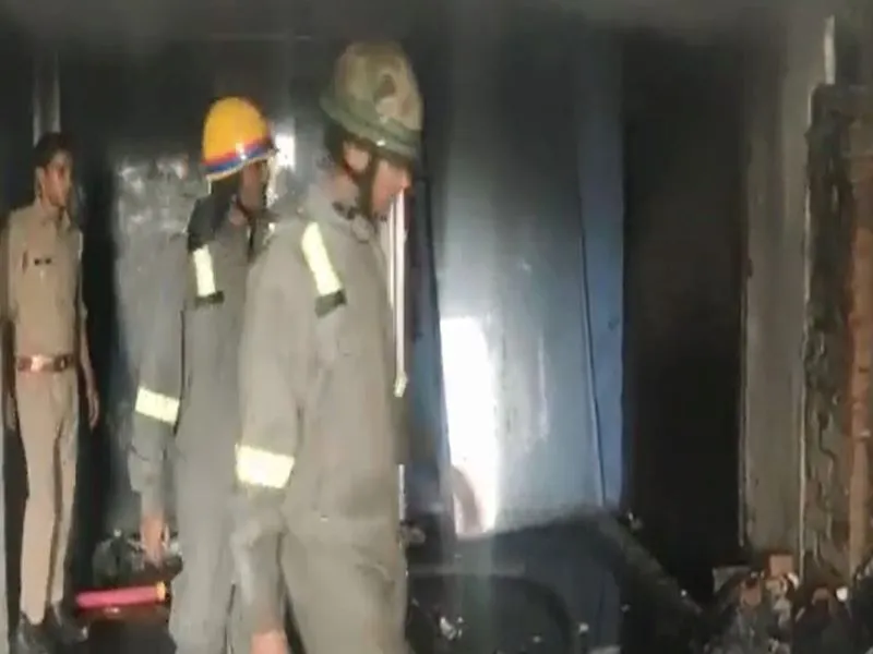 लखनऊ : दुकानों में लगी भीषड़ आग, कड़ी मशक्कत के बाद फायर ब्रिगेड ने पाया काबू