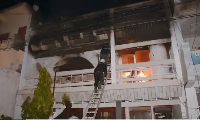 हल्द्वानी: कपड़ा व्यापारी की दुकान में आग लगने से लाखों का सामान जल कर भस्म  