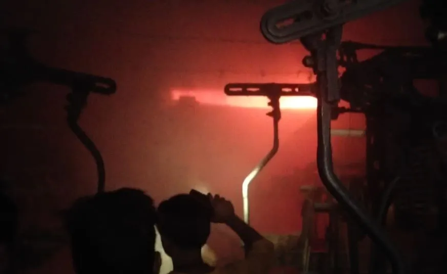 मेरठ: हैंडलूम फैक्ट्री में शार्ट सर्किट से लगी आग, 70 लाख की मशीन और 40 लाख का कपड़ा जला