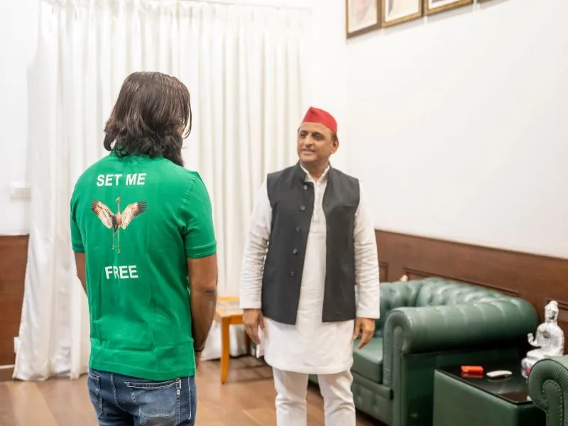 लखनऊ : अखिलेश यादव से मिले सारस के दोस्त आरिफ, शायराना अंदाज में सपा मुखिया ने सरकार पर कसा तंज
