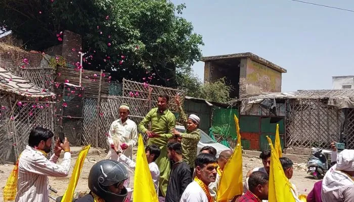 Etawah में लोगों ने गंगा यमुना संस्कृति की नई मिसाल की पेश, परशुराम शोभायात्रा पर मुस्लिमों ने की पुष्पवर्षा