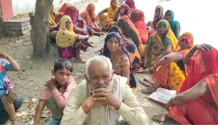 Etawah: व्यापारी की पिटाई से नाराज ग्रामीणों ने किया हंगामा, पीड़ित बोला- पुलिस ने खुद ही गाड़ी में रखा तमंचा