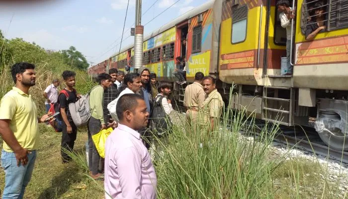 Unnao: जैतीपुर स्टेशन के पास पहुंची गोरखपुर-पनवेल, जब अचानक ट्रेन के पहियों से निकलने लगी चिंगारी, फिर हुआ ये