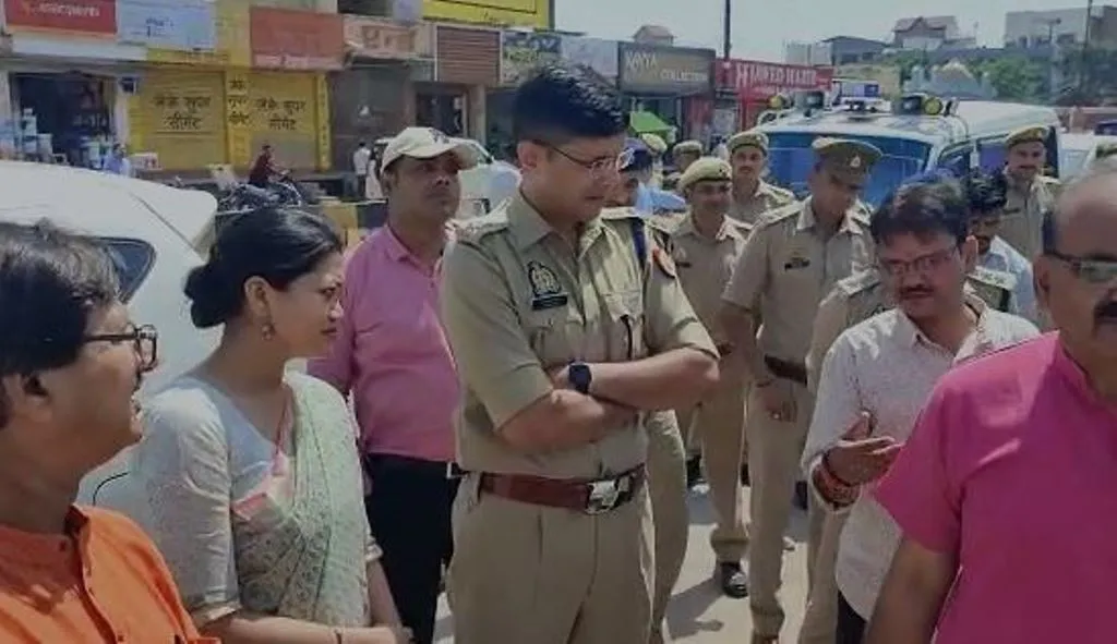 कासगंज: तैयारियों ने पकड़ी रफ्तार, डीएम-एसपी ने लिया जायजा