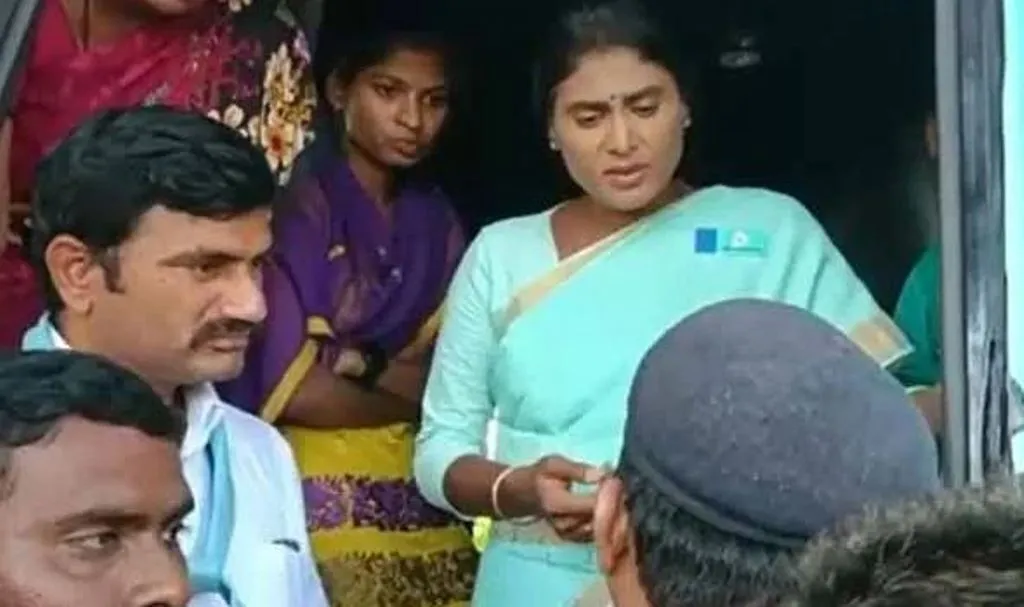 हैदराबाद में पुलिस पर ‘हमला’ करने के बाद हिरासत में ली गईं वाईएस शर्मिला 