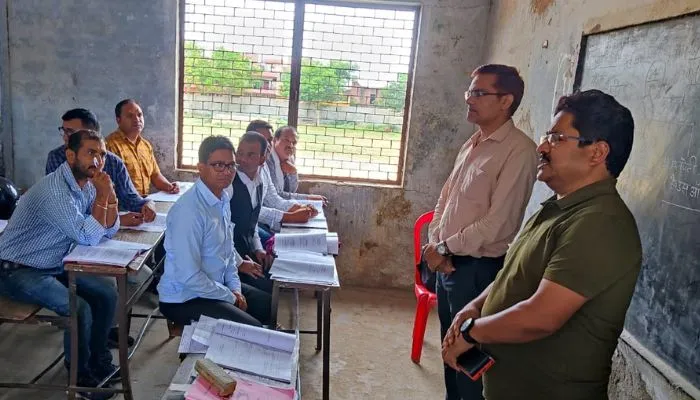 Auraiya News: प्रशिक्षण के पहले दिन पढ़ाया गया आदर्श आचार संहिता का पाठ, जिला निर्वाचन अधिकारी ने दी यह जानकारी