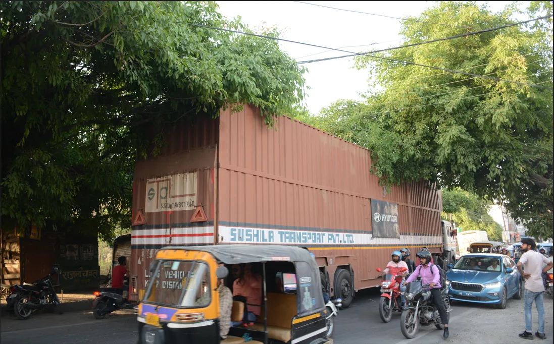 हल्द्वानी: नो एंट्री में घुसा 20 टायरा कंटेनर, 1 घंटे जाम रहा रामपुर रोड