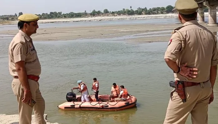 Kannauj: गंगा में डूबी किशोरियां का नहीं लगा सुराग, SDRF की टीम खोजने में जुटी, मंत्री असीम अरुण समेत DM पहुंचे