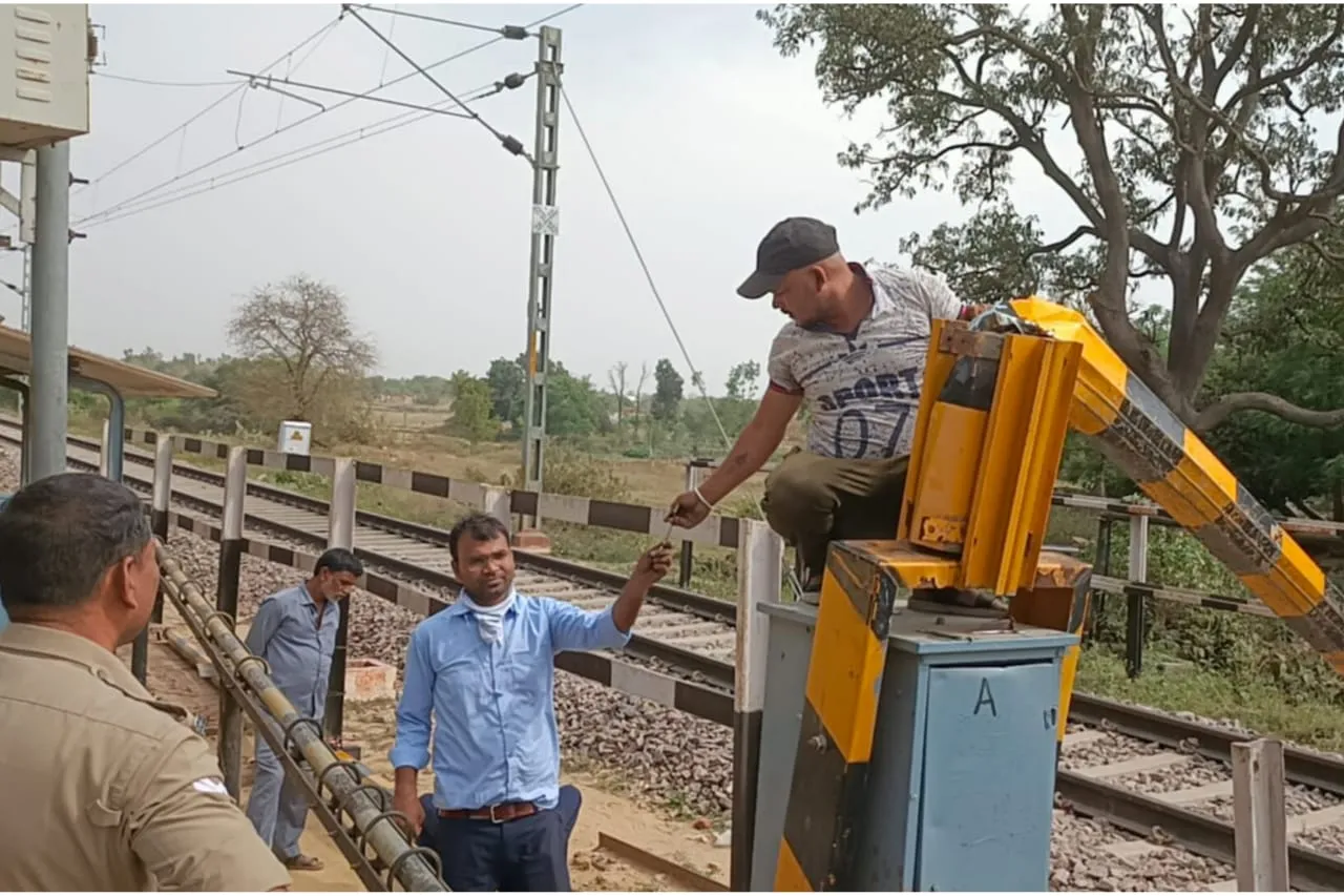 बहराइच : सांडो ने लड़ाई कर तोड़ी समपार फाटक,  रुकी रही डेमू ट्रेन